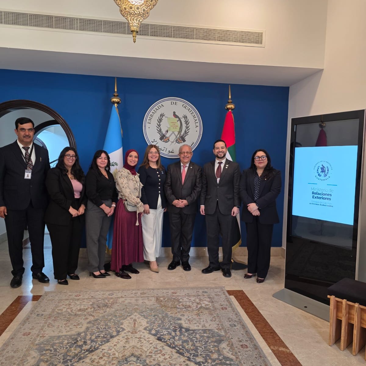 #GTenEAU | En su visita a #EAU el #CancillerGT Carlos Ramiro Martínez visitó la Embajada de Guatemala, y  sostuvo un encuentro con su equipo reafirmando las prioridades de la política exterior guatemalteca y el compromiso con el fortalecimiento de la diplomacia económica.