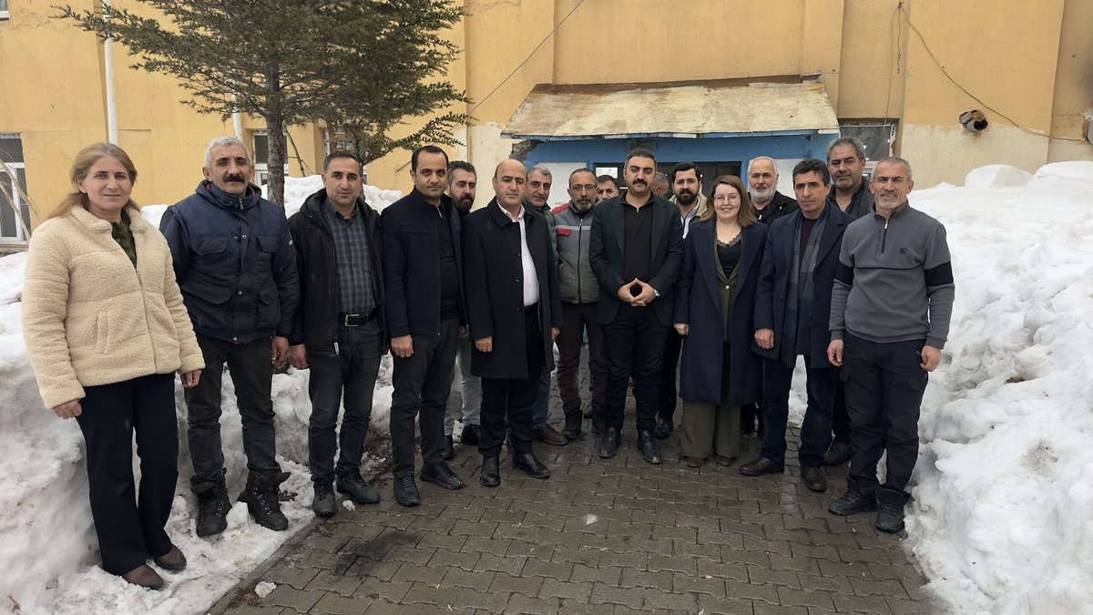 Belediyemiz Eşbaşkanları Şadiye Kırmızıgül ve Şoreş Diri ile Belediye Meclis üyeleri, ilçe genelindeki ziyaretlerini sürdürüyor.

Bu kapsamda heyet, S.S. 16 Nolu Öğrenci Taşıma Kooperatifi Başkanı Behçet Özdemir ve Küçük Sanayi Sitesi Başkanı Mecit Bartın’ı ziyaret etti.