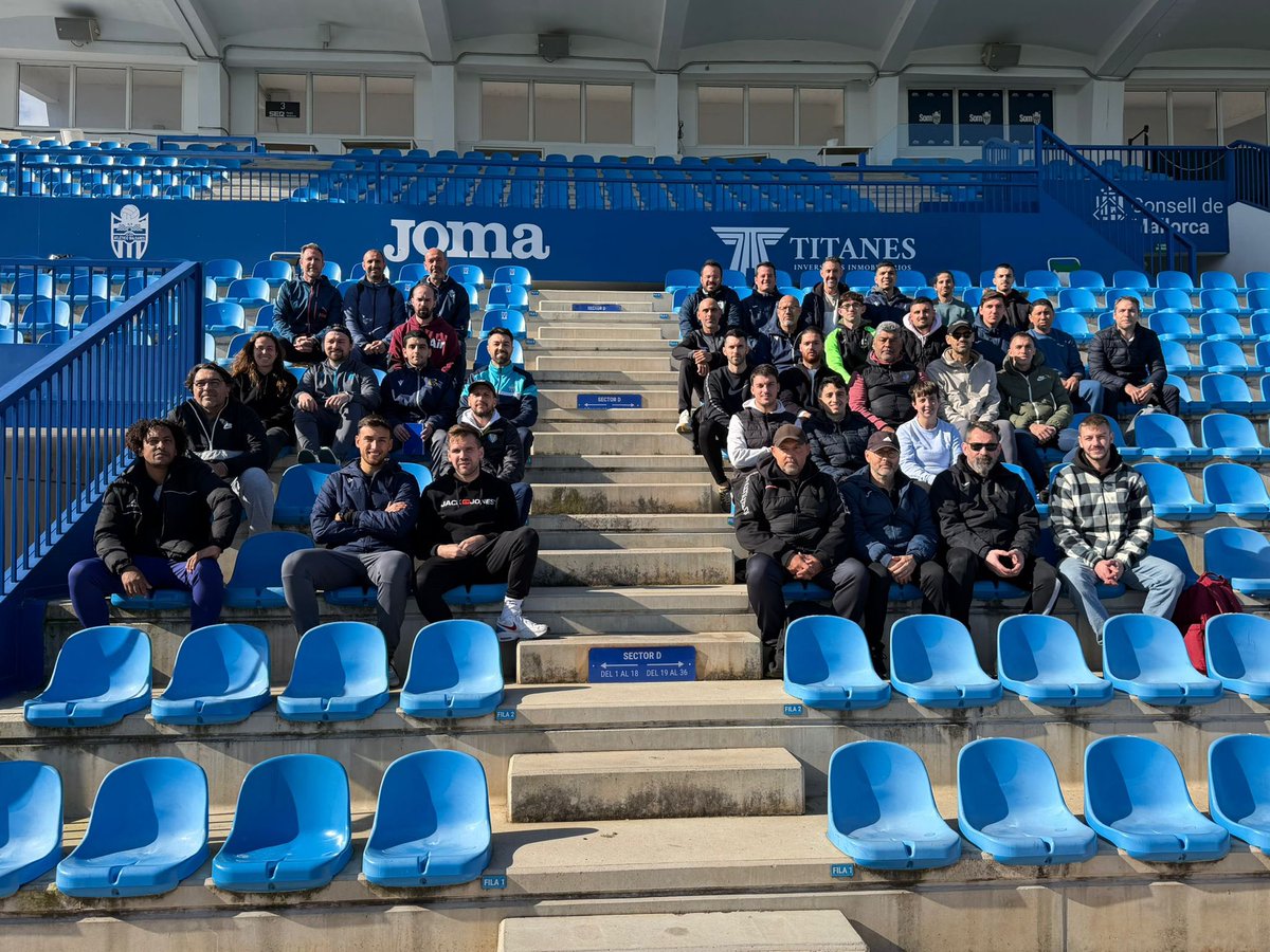 El passat dissabte, els membres del nostre cos tècnic Luis Blanco, Llorenç Enrich i Juanmi Lladó van participar en una activitat formativa amb l’alumnat del Curs UEFA A de l’Àrea d’entrenadors de la FFIB.  

Durant la jornada, van assistir a la sessió d’entrenament prèvia al