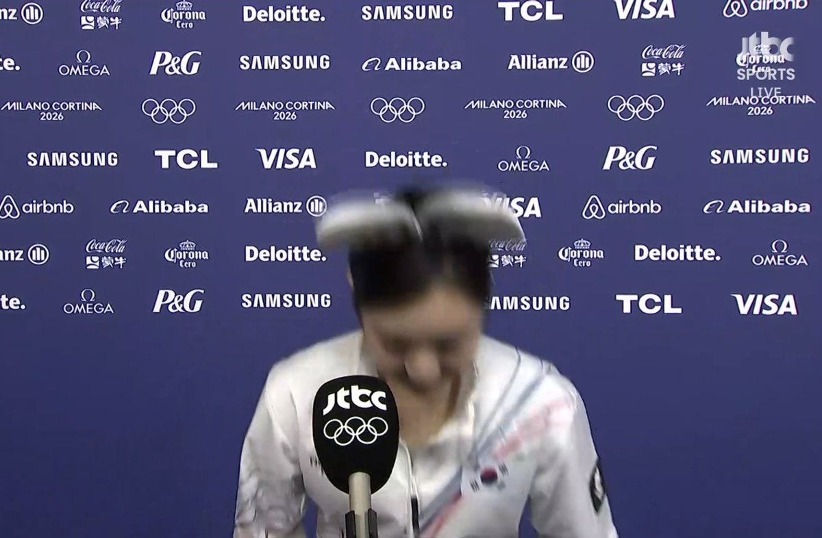 훈련 인터뷰땐 마이크가 저렇게 많은데 막상 경기 직후 인터뷰엔 하나밖에 없는거,,,
뭐하냐 진짜…….