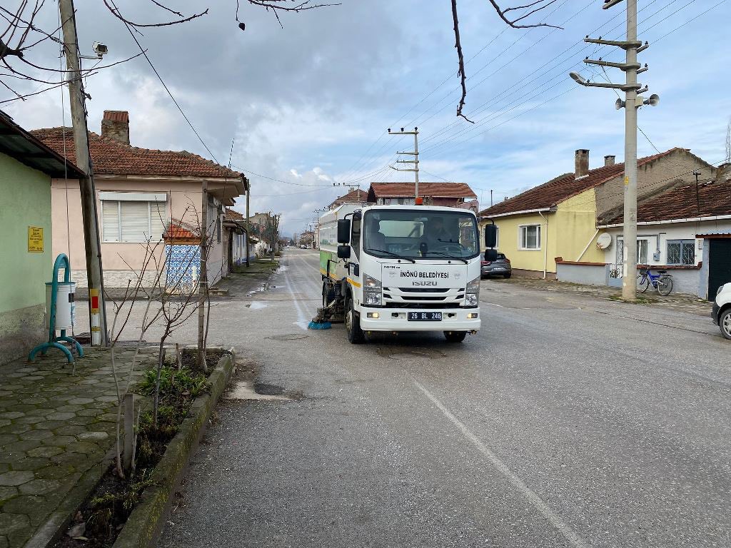 🚧🚜Belediye Başkanlığımız tarafından ilçemizde devam eden çalışmalar kapsamında; ekiplerimiz İsmetpaşa Şahintürk Sokak’ta meydana gelen yol bozulmasının onarımını gerçekleştirirken, Atatürk Caddesi ve İhsan İlkbahar Bulvarı arası bağlantı yolu ile Altınok Sokak’ta moloz ve ot