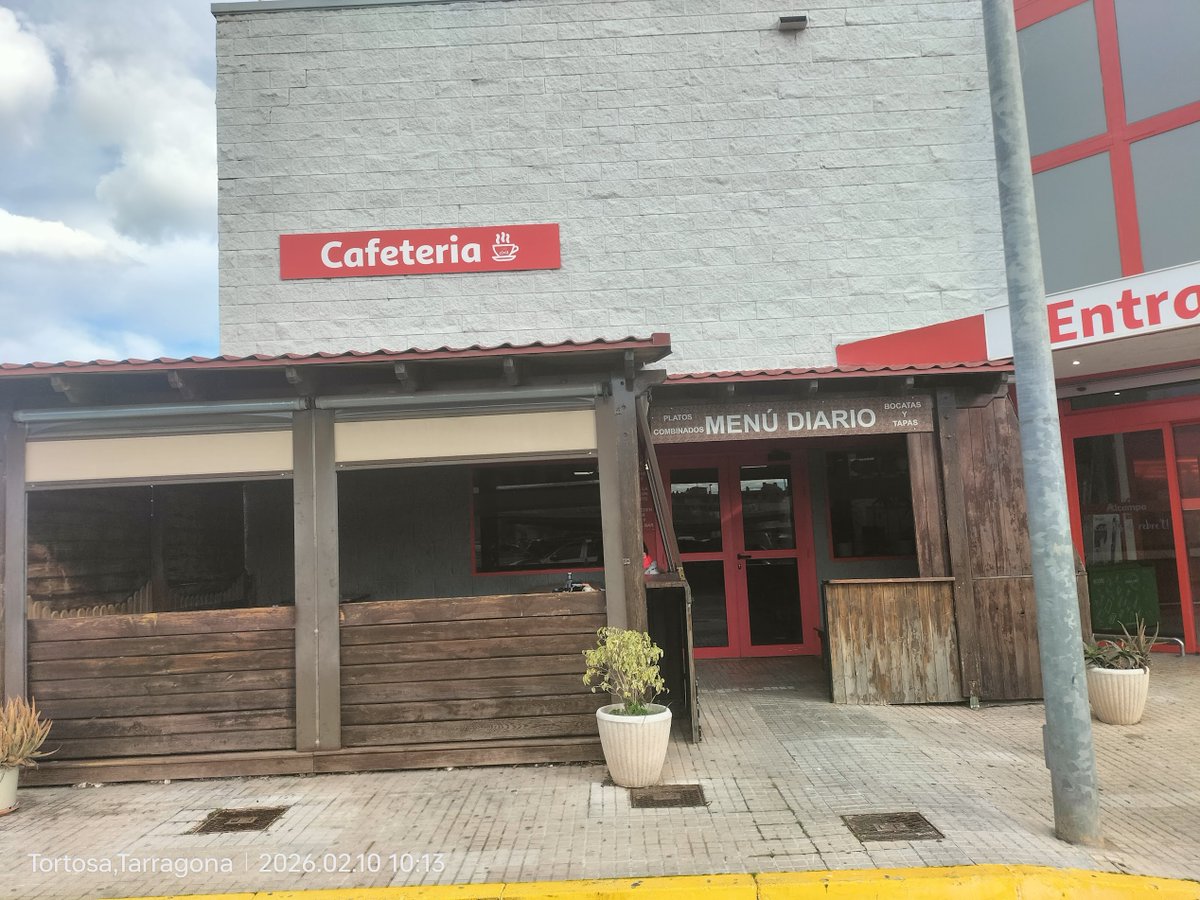 miqu3lm0la's tweet image. Cafeteria del Centre comercial Alcampo a Tortosa 

La retolació exterior de la cafeteria de l'Alcampo de Tortosa és només en castellà. El català apareix únicament a l'interior i de manera parcial. @ES_Alcampo 

#AccióPelCatalà