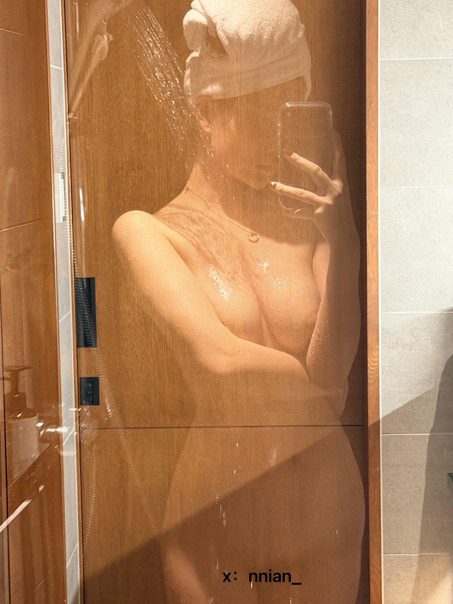 洗澡洗着洗着发现玻璃门上我的身影好美