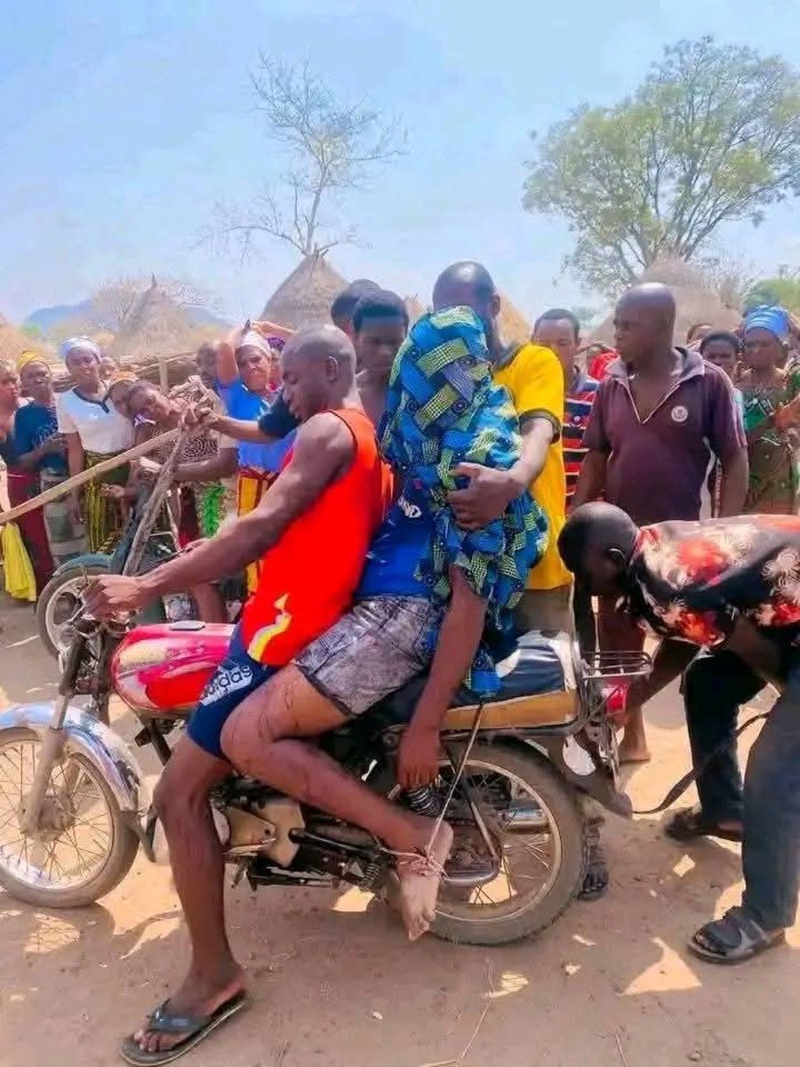 UgonnaMario's tweet image. Dead bodies are being transported to their grave yards 

The Christian community is being massacred in Nigeria.

This is a story that desperately needs more attention.

Mr @elonmusk  Armed Fulani Jihadis killed at least 33 Christian residents within 72 hours across several…