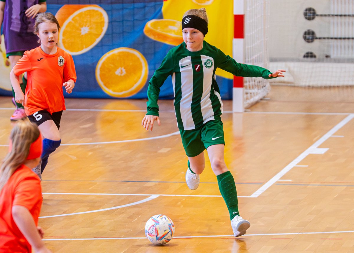 Pirmās spēles šogad sagaidījušas mūsu U-10 meitenes, svētdien aizvadot Lidl meiteņu telpu futbola čempionātu! ⚽️✨

Aizvadot dienu kustībā ar spilgtām emocijām un īstu komandas garu. Ar lielu enerģiju turpinām iesākto! 🤩

📷: <a href="/kajbumba/">Futbola federācija</a> 

#fsmetta #fsmettameitenes
