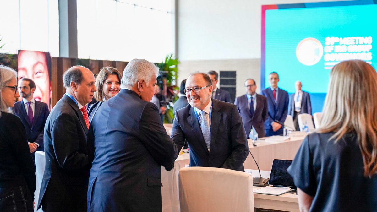 #AEstaHora El presidente <a href="/JoseRaulMulino/">José Raúl Mulino</a> llega a la Reunión 39 de Gobernadores del Grupo <a href="/el_BID/">Banco Interamericano de Desarrollo</a> del Istmo Centroamericano y la República Dominicana, acompañando un encuentro que refuerza el diálogo regional, la confianza entre países y el compromiso con instituciones sólidas y
