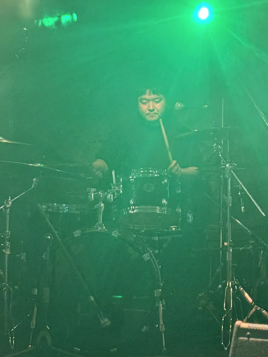ほんこち！
今夜も初美ちゃんの歌唱力に圧倒され、詩は刺さりまくり🥺そして何重にも包んでくれる包容力も感じました✨まんぼうちゃんのベースは今夜もパワフル🥊楽しそうに弾いててこちらも笑顔に😊はせ君のドラムも光るものがあってカッコよかったー‼️今夜もメンバーにたくさん元気をもらいました❣️