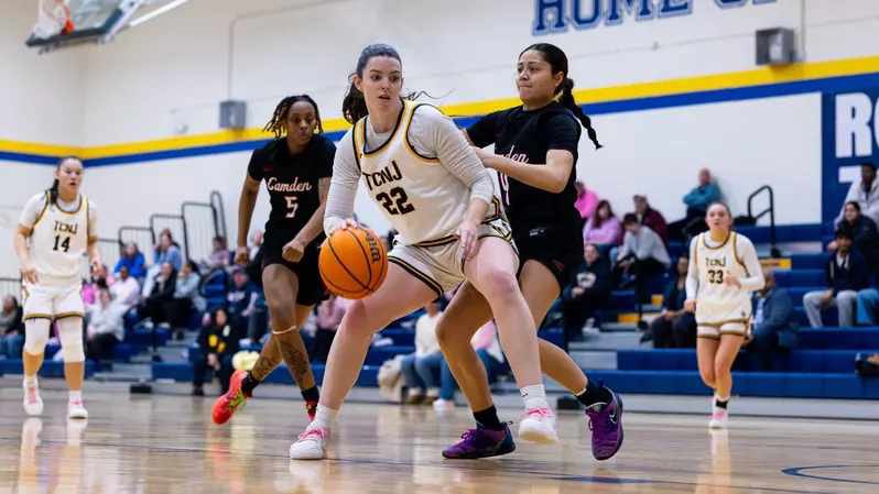 AauAuf's tweet photo. Meet 2-Yr AUF Alumnus Riley Ahrens a Jr Forward playing for the TCNJ Women's Basketball program.  From the day Riley walked into our gym, she was a "Go To" player. Congrats to our #22 on her game leading 18pt assault on Rutgers-Camden last week. Super player &amp; even better person! https://t.co/TdZ659QTR2