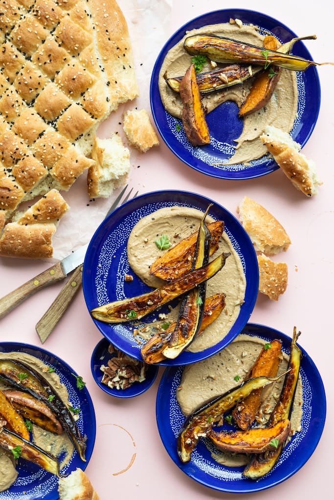 Vandaag is het wereldpeulvruchtendag 🫘 

Puur! deelt graag een lekker recept met jou uit kookboek Heilig Boontje: Koffie-tahinspread met geroosterde groenten > puuruiteten.nl/heilig-boontje…