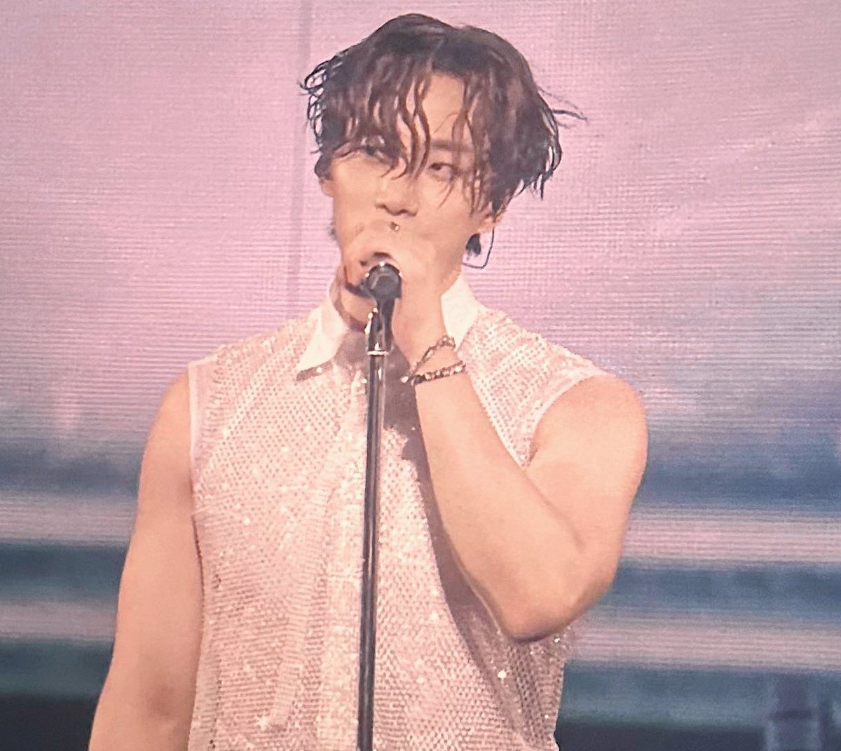 23년 ㅇ플ㄹ스 앱 다운 받는것 부터 
너무 어려워서 지금 생각해도 심장 떨림 
돈 시간뿐만 아니라 맘고생도 무지 심했는데
진짜 이준호 못보면 죽을거 같아 무조건 했던 기억
지금껏 세번 준호 일본공연 다녀왔지만 일본 티켓팅은 매번 생각도 많아지고 너무 어렵다
#이준호 #2PM
#2PM_THE_RETURN