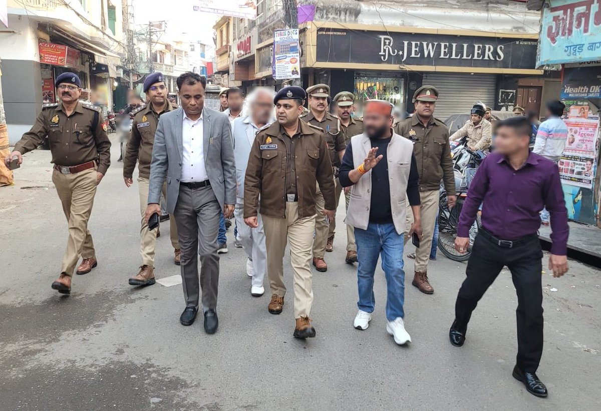 bareillypolice's tweet photo. आगामी महाशिवरात्रि पर्व के अवसर पर निकलने वाली शिव बारात शोभा यात्रा के दौरान शहर में शांति, सुरक्षा एवं कानून-व्यवस्था बनाए रखने के उद्देश्य से #SPCity बरेली एवं #ADMCity बरेली द्वारा संयुक्त रूप से महत्वपूर्ण क्षेत्रों का निरीक्षण कर आवश्यक दिशा निर्देश दिये गये।
#UPPolice https://t.co/lzp1kkxvpf