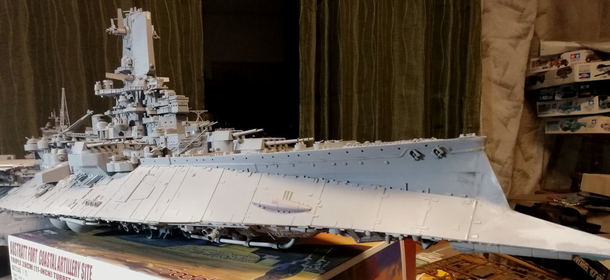 #私はこういう模型を作っています
ジャンクパーツで陸上戦艦作ってます。
