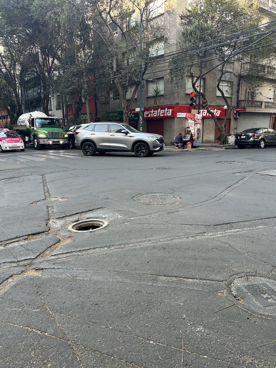 ¡Buenos días, <a href="/SOBSECDMX/">Secretaría de Obras y Servicios CDMX</a> <a href="/locatel_mx/">@locatel_mx</a> ! 

Hay un registro/coladera abierta sobre Praga y Hamburgo, en la Col. Juárez, en la <a href="/AlcCuauhtemocMx/">Alcaldía Cuauhtémoc</a>. 

¿Pueden atender, por favor?