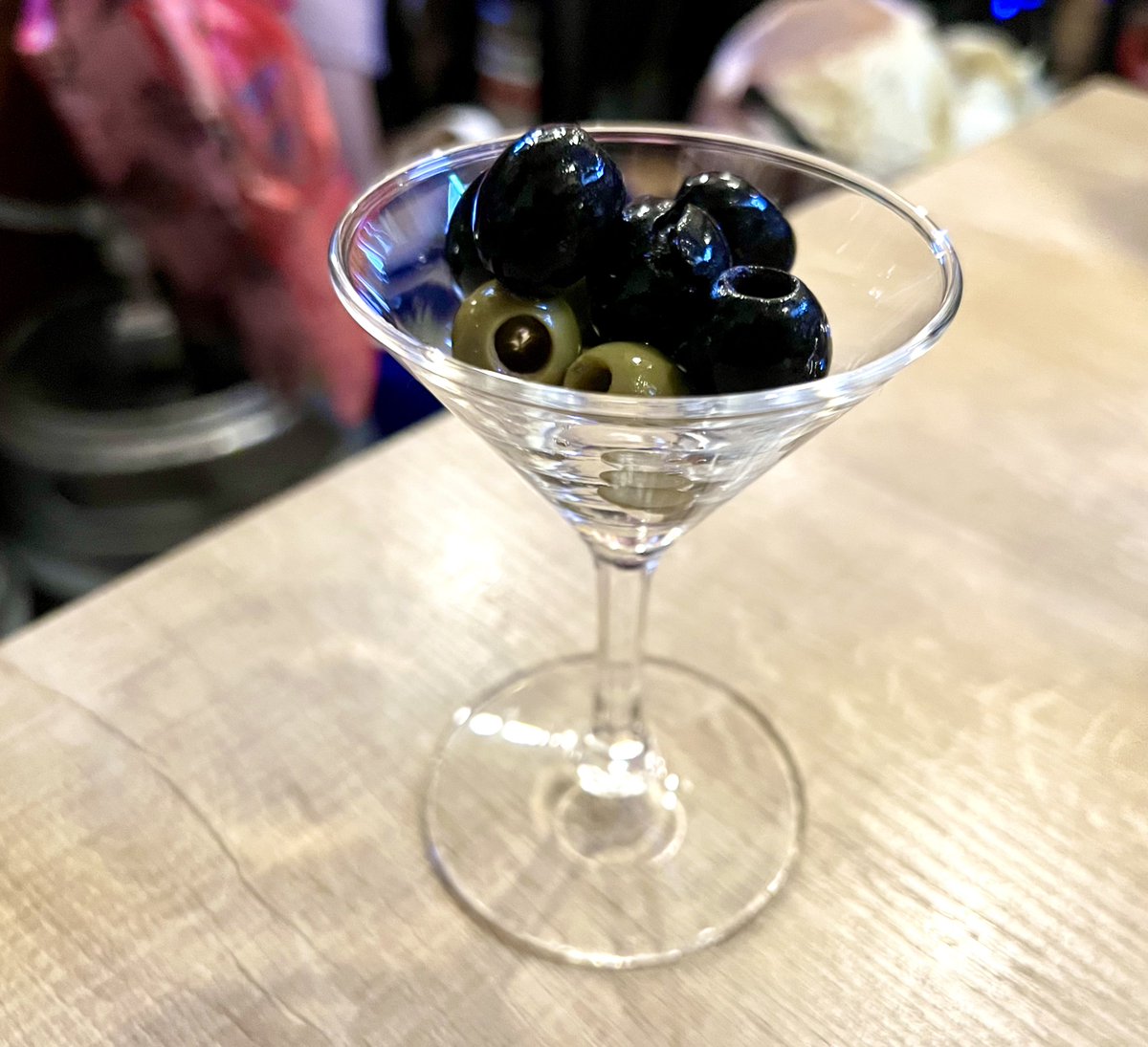 久々にこちらへ。頭痛が酷くてワイン飲み放題90分でグラス3杯しか飲めなかったけど、後半に体調戻って巻き返しているなう。今年初のツナコブサラダと生ハムとほうれん草ピザうまし。

#下町ワイン酒場一期一会