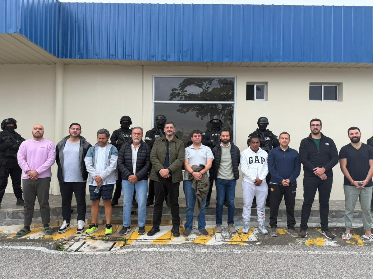 Alineación de los 11 detenidos. Y no es para fútbol.
•Aquiles Álvarez 
•Xavier Álvarez 
•Antonio Álvarez
•César Bravo
•Fernando Peñaherrera
•Pablo Pita Rendón
•Carlos Asanza
- Juan Hidalgo
•David Álvarez
•Ricardo Bruzzone
•Gastón Loy 
Equipo Álvarez está que se pongan.