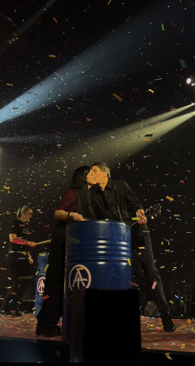 Épernay 🖤🥳
Merci <a href="/indochinetwitt/">Indochine</a> <a href="/nicolasirkis/">nicola sirkis</a> <a href="/oLidESaT_/">oLi dE SaT</a>