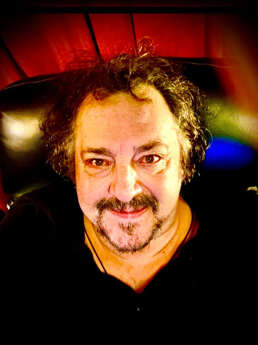 Surprise selfie gift from the big man fresh from last night! 😃👌👑 Thought that is a great Tuesday treat - enjoy! 😊 
.
#IvanKaye #actor #producer #KingAelle #Vikings #HistoryVikings #KingAella #NigelLawson #BrianAndMaggie #TomKettle #TheFerrymanPlay #MickSturrock #TheCoroner