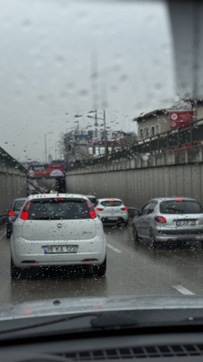 memlekete iki damla yağmur düşmüştür 🤦🏻‍♀️