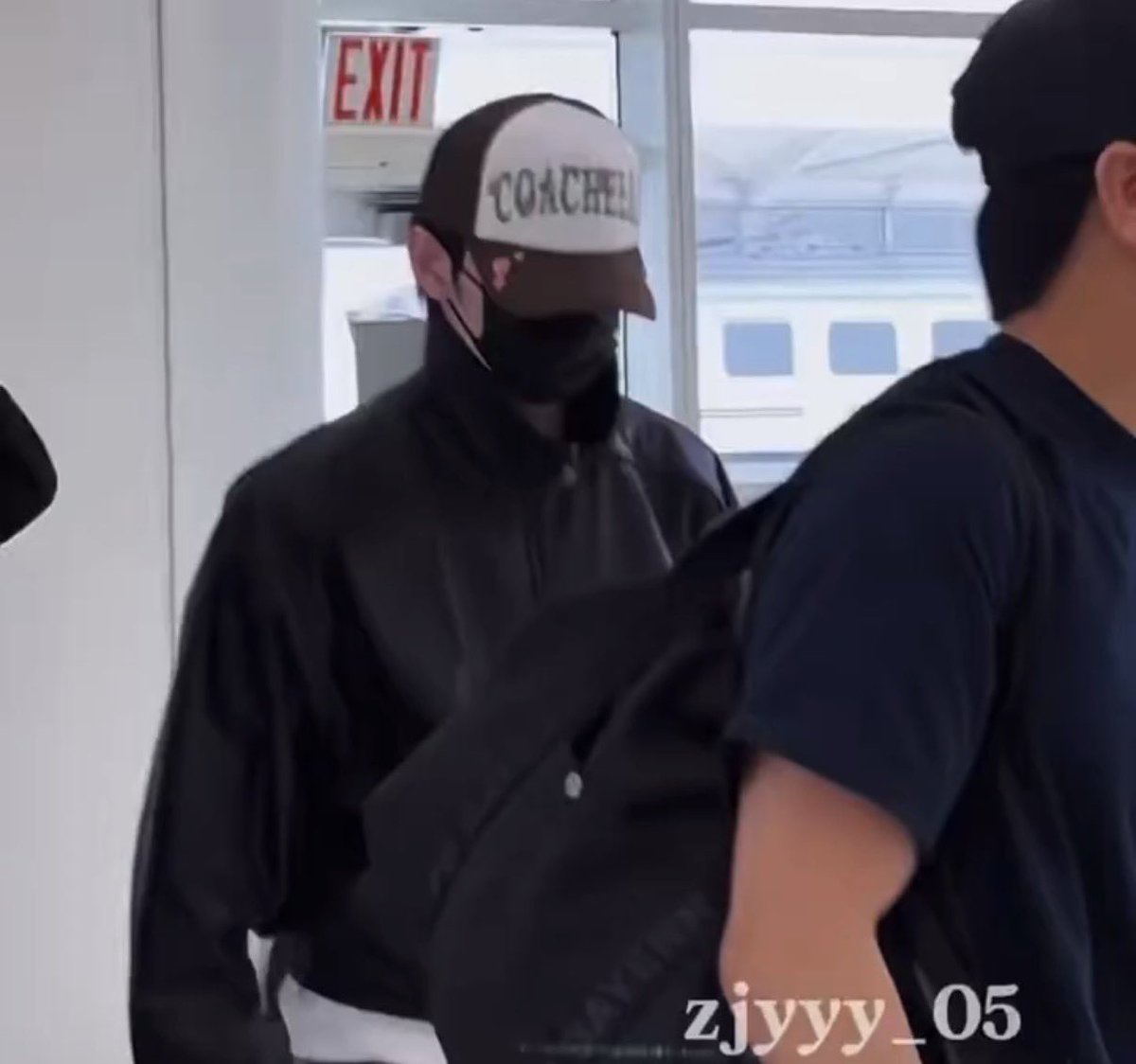 vinguku12's tweet image. 아ㅋㅋㅋㅋㅋ나진짜성훈이이렇게투명한거너무귀여워서…

올림픽 끝나고 입국                           코첼라 끝나고 입국