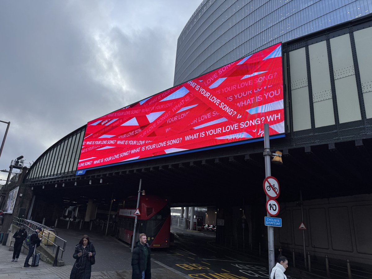 officialcharts's tweet image. Mysterious billboard are popping up all over London... 👀

Rumour has it, they might be #BTS (@bts_bighit @BTS_twt) related 😬💜

Have you spotted one yet?

#WhatIsYourLoveSong