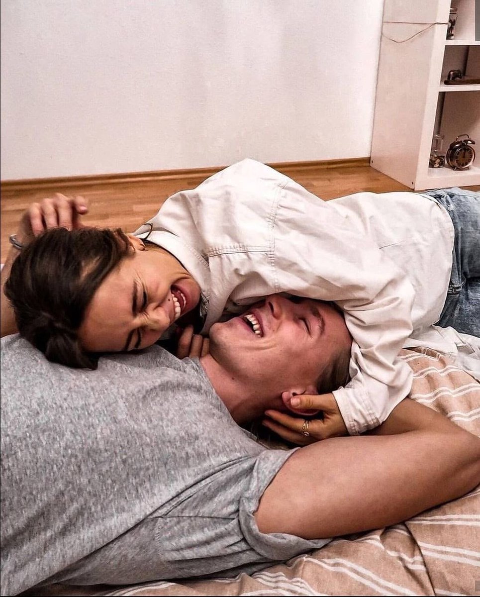 Contigo quiero hacer 
todas esas cosas 
que no tienen precio.
Perder el tiempo 
como quien encuentra un tesoro,
coleccionar silencios inútiles,
reírnos de nada 
hasta que la nada se ofenda.

Contigo quiero 
el café que se enfría
porque hablar es más urgente.
Las caminatas sin