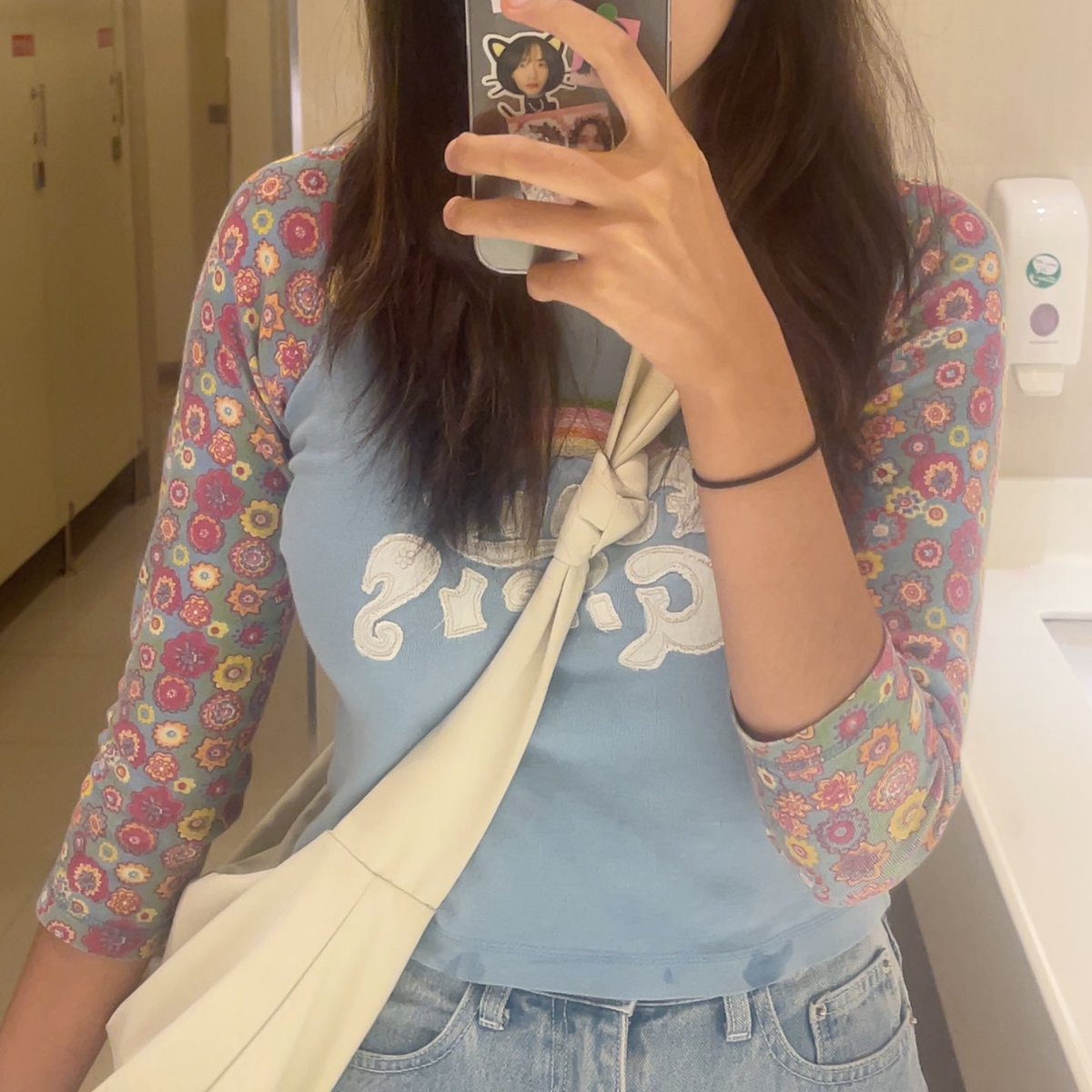 ส่งต่อ เสื้อแขนยาว แขนสามส่วน 🌼🌈

size : อกได้ 32 - 38  ยาว 15.5 ผ้านิ่ม ยืดได้เยอะค่า เป็นงานเก็บเรานะคะ 
☁️ : 100.-  รวมส่ง (จาก300.-)

รับ cf  มาได้เลยค่า
#ส่งต่อเสื้อผ้ามือสอง #โล๊ะตู้เสื้อผ้า