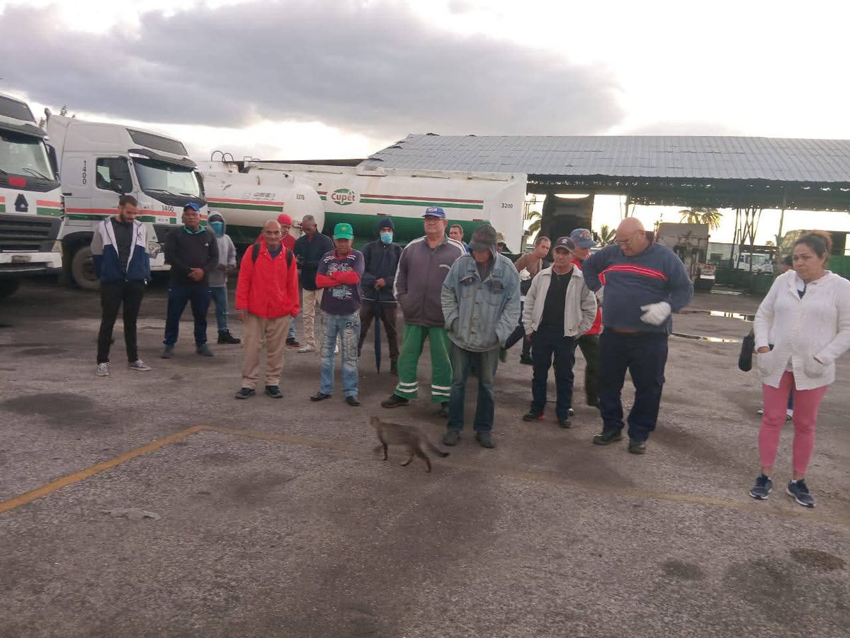 El colectivo laboral de la UEB Transportación Matanzas reconoce a Pedro  Rodríguez  chofer del transporte obrero por  apoyo incondicional al transporte publicó  en cuidad.
#PetrolerosPorCuba 
#cupet
