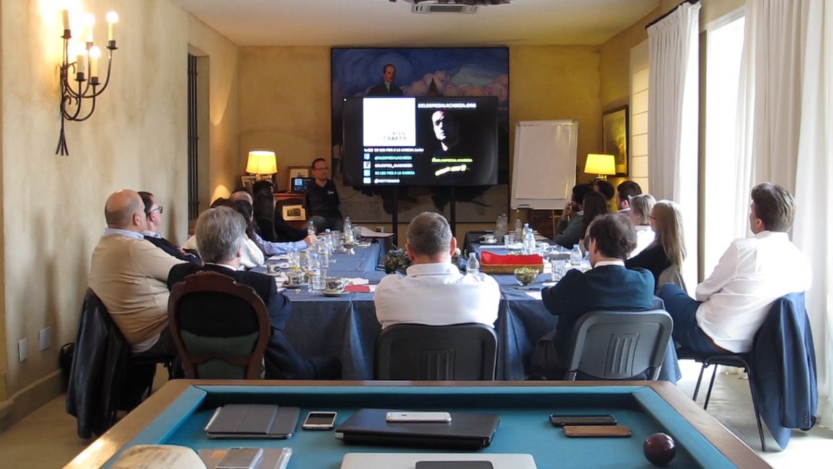 🐾 Se cumplen ocho años de esta imagen. Cuando <a href="/EurofundGroup/">EurofundGroup</a> nos encargó poner en marcha un #CicloSocial para que las reflexiones y mensajes de nuestra #charla llegaran los lugares frecuentados por la soledad y la falta de un horizonte

 🧙‍♂️ Desde entonces, acumulamos ya cerca de