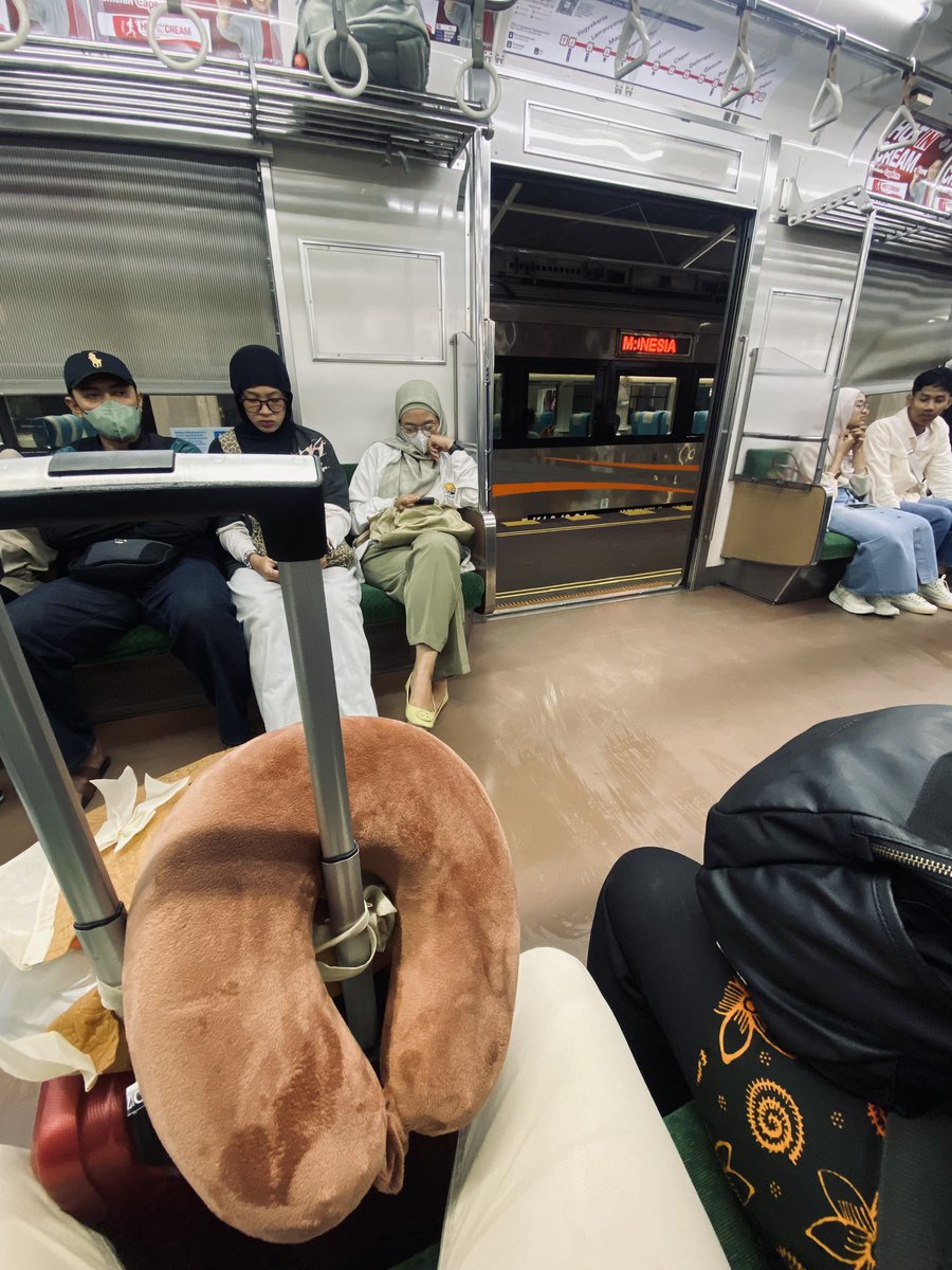 kopinyasar_'s tweet photo. Niat mau liburan malah ketemu benda ini🥱 #krl #CorporateLife https://t.co/dwDu0IL7Oc