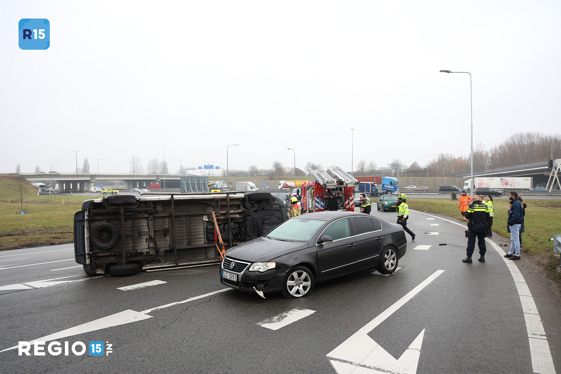 regio15's tweet image. De afrit #Leidschendam van de #A4 richting #Leiden is dicht vanwege een ongeval. Busje op z’n kant. regio15.nl/nieuws/ongeval…