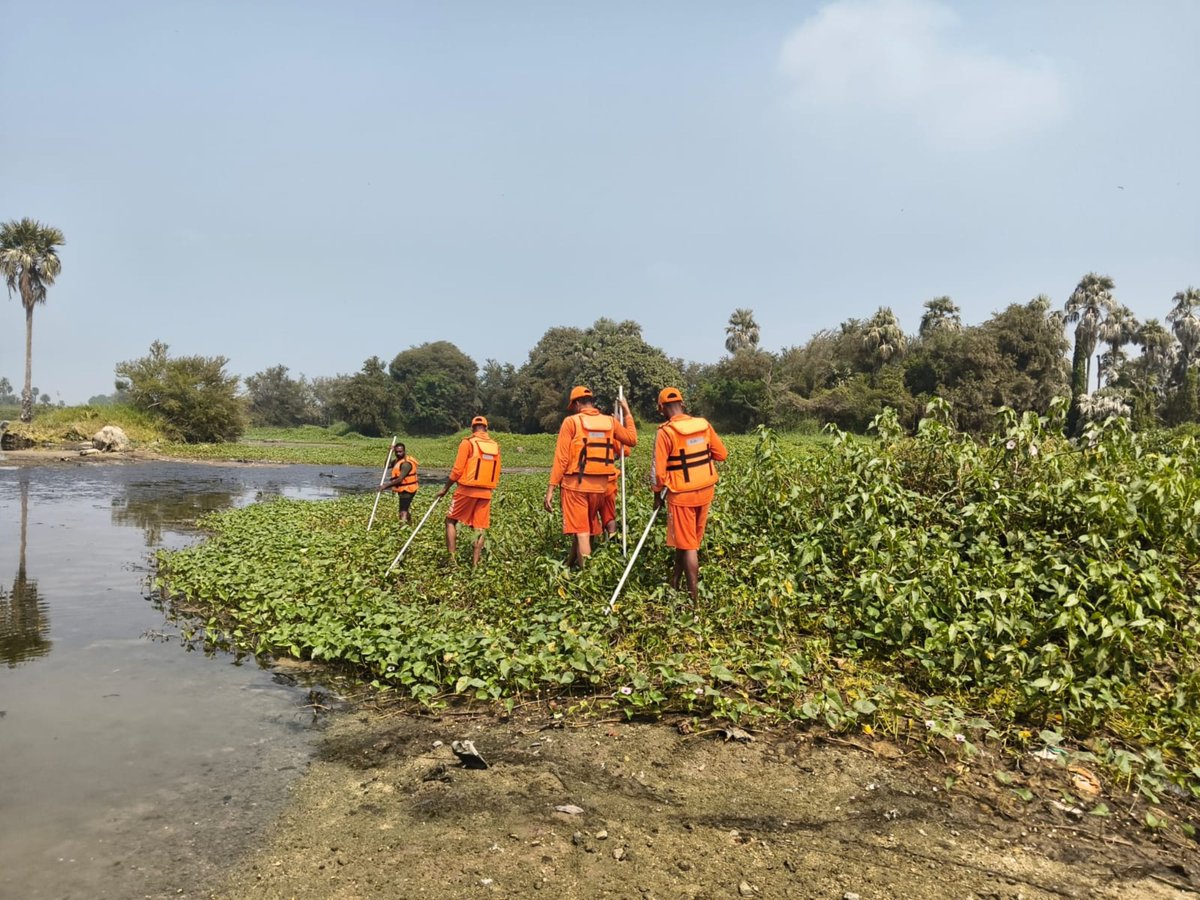 10NDRF's tweet photo. Team 10th Bn NDRF felicitated by District Administration for successful SAR operation at Nagarjuna Sagar Left Canal, Mukundapuram, Nidamanuru, rescuing two persons and their car after drowning incident on 07/02/2026.
#NDRF #SAROPS.
@NDRFHQ
@ANI
@PIB_India https://t.co/5MhvRQETvb