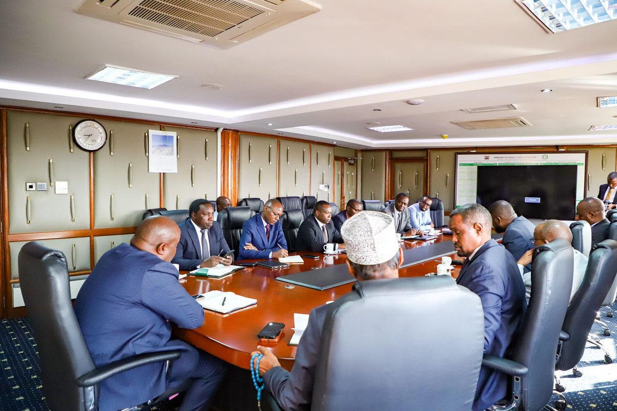 KETRACO1's tweet image. KETRACO Ag. MD @KibiasKipkemoi joined the PS, State Department for Energy @AlexKWachira and leaders from Wajir County in a consultative meeting on stabilizing power supply in North Eastern Kenya.

#KETRACO #NorthEastern #NationalGrid #Wajir #Garissa #KETRACOProjects