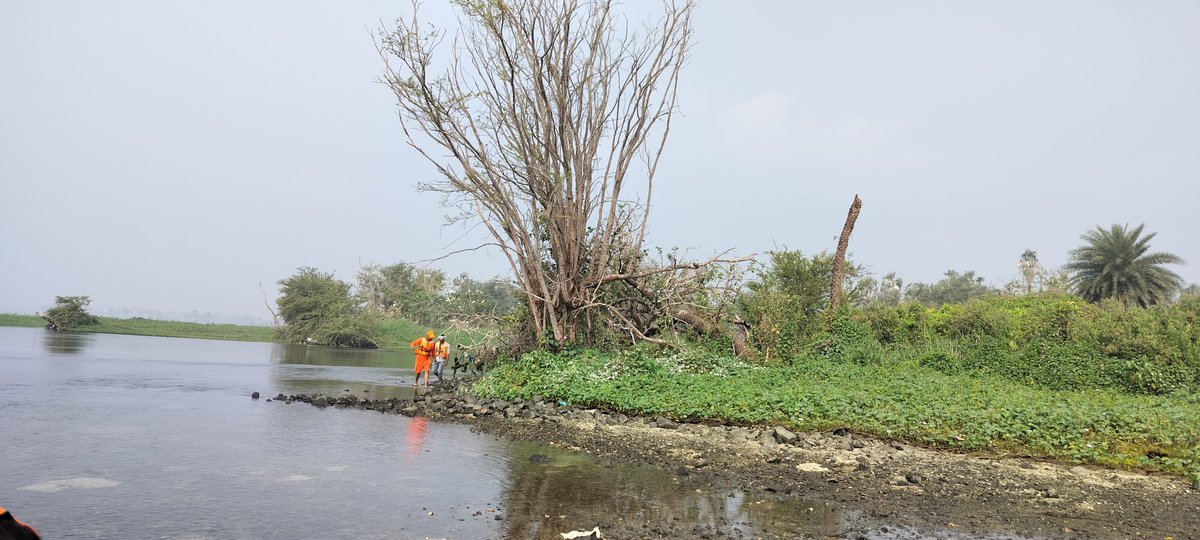 10NDRF's tweet photo. Team 10th Bn NDRF felicitated by District Administration for successful SAR operation at Nagarjuna Sagar Left Canal, Mukundapuram, Nidamanuru, rescuing two persons and their car after drowning incident on 07/02/2026.
#NDRF #SAROPS.
@NDRFHQ
@ANI
@PIB_India https://t.co/5MhvRQETvb
