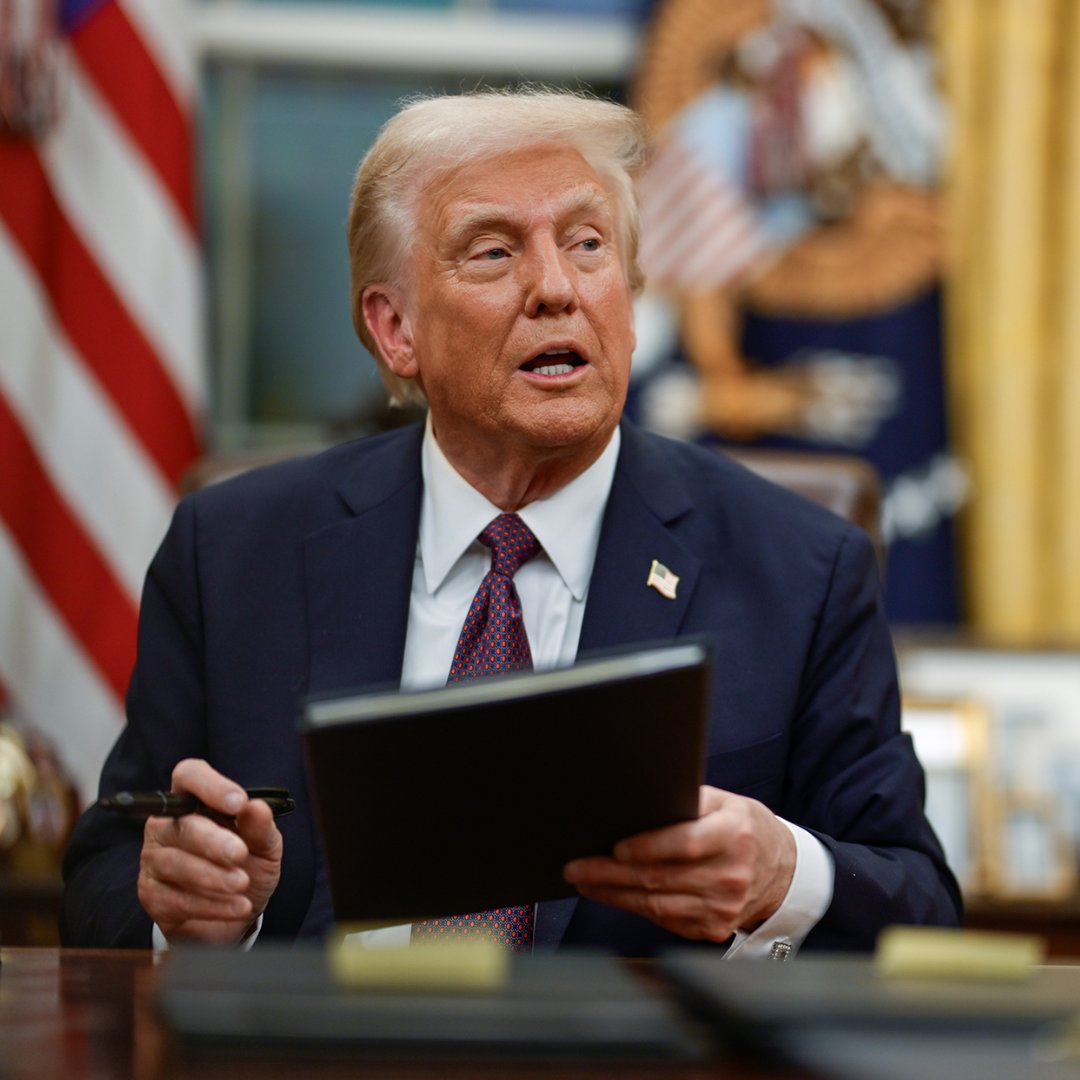 spaceandtech_'s tweet image. 🚨 US Congressman claims Trump sanctioned entry to UFO facilities holding non-human bodies.