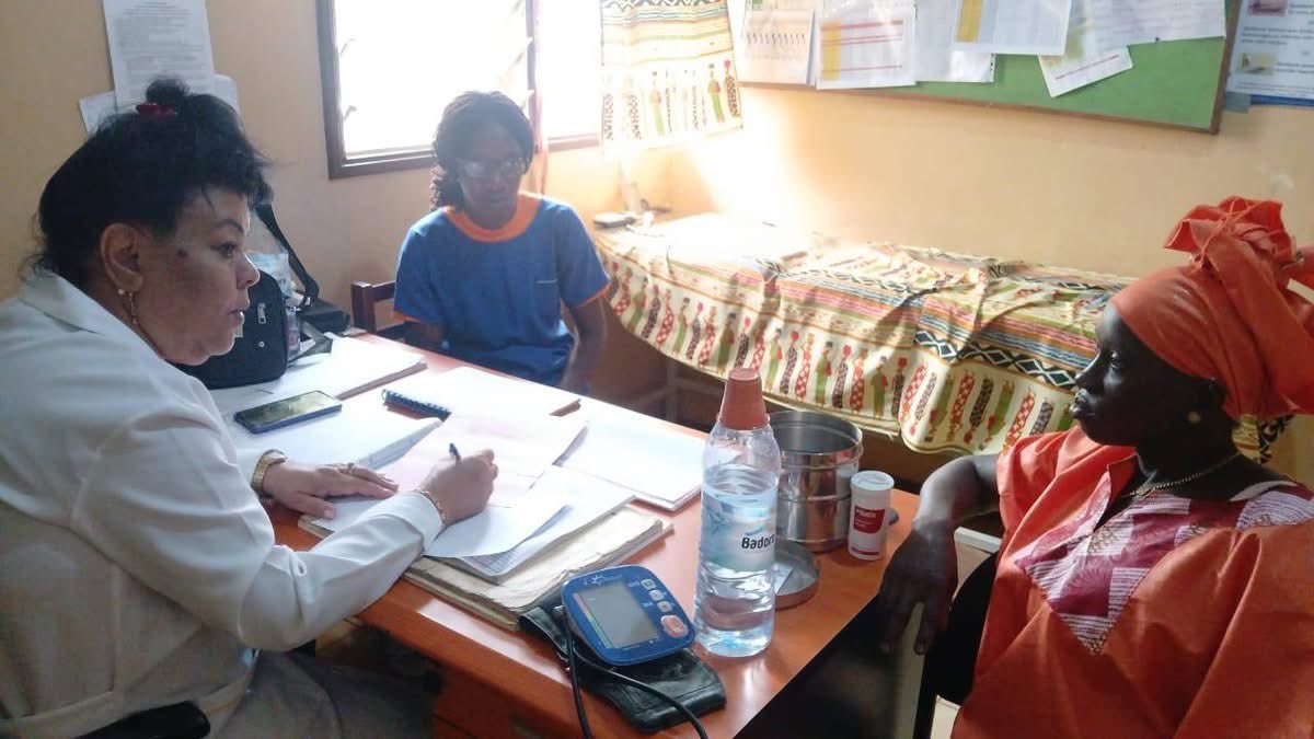 ClarOscuroNews's tweet image. #Guatemala pone fin a la brigada médica de #Cuba. 
El #MINEX confirma que no habrá relevos para los especialistas en el país: la salida será paulatina según venzan los contratos actuales. 🇬🇹

"Seguimos trabajando hasta que se vaya el último colaborador", asegura un #MédicoCubano