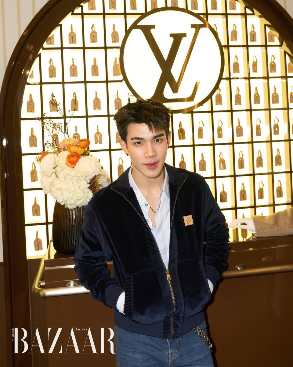 เก็บตกภาพของหนุ่มโฟร์ท ณัฐวรรธน์ ร่วมงานเฉลิมฉลองการครบรอบ 130 ปีของลาย Monogram ที่ Louis Vuitton Hotel Bangkok  ที่จัดขึ้น ณ บ้านตรอกถั่วงอก 

#Fourthnattawat 
#LouisVuitton 
#BAZAARThailand