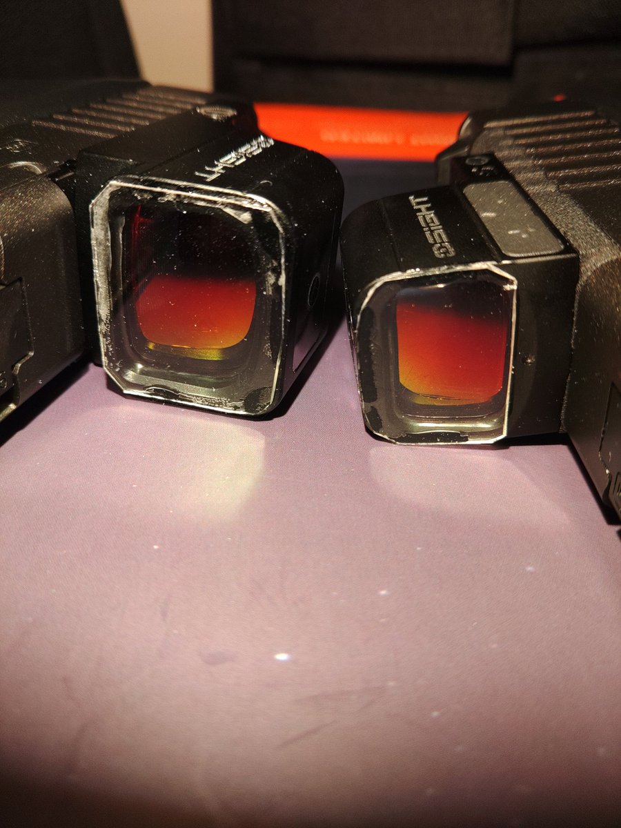 1mm厚のポリカの板なら充電も問題無しです👍
接着はセメダインのスーパーXGがおすすめです。
室内で0.2gは被弾しても割れないし外れませんでした。屋外で0.25gだと思いますがこちらも大丈夫でした👍
見た目がダサいですが、何もしないで割れてその日一日テンションガタ落ちで過ごすより良いですよ👍