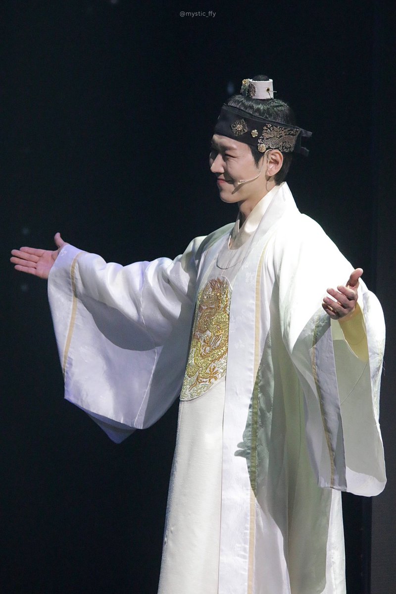 260210 #한복입은남자 커튼콜데이

세상: 망해봐라이것아
세종: 이리와... 많이힘들었지?