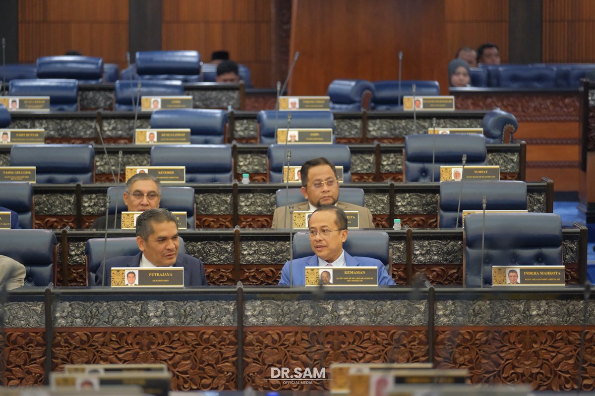 DrAhmadSamsuri's tweet photo. Minggu keempat Sidang Parlimen Mesyuarat Pertama 2026 diteruskan dengan isu-isu utama yang dibangkitkan oleh Ahli-ahli Parlimen Perikatan Nasional merangkumi perkara-perkara yang menyentuh secara langsung kebajikan rakyat dan kecekapan tadbir urus negara.

Dalam sektor kesihatan, perhatian diberikan kepada langkah pencegahan kluster tibi yang memerlukan pendekatan lebih proaktif dan menyeluruh. Turut dibangkitkan ialah perancangan Kerajaan untuk mewujudkan Majlis Latihan Kepakaran Perubatan bagi memperkemas penyelarasan antara Kementerian Pengajian Tinggi (KPT) dan Kementerian Kesihatan Malaysia (KKM). Selain itu, isu Akta Optometris serta penjualan kanta lekap kosmetik secara dalam talian turut dipersoal berikutan kebimbangan terhadap keselamatan dan kesihatan mata pengguna.

Persoalan berkaitan Dasar Kanak-Kanak Negara (DKN) sebagai instrumen penting turut dibangkitkan dalam memastikan kebajikan, perlindungan dan kesejahteraan kanak-kanak terus terjamin. Isu pembinaan pasar awam yang tergendala akibat proses pertandingan reka bentuk di bawah KPKT juga dibangkitkan, memandangkan keperluan mendesak rakyat dengan kemudahan tersebut. 

Apa yang paling penting, perkara-perkara yang dibangkitkan ini akan diberi perhatian serius oleh pihak berkaitan demi kepentingan rakyat dan kelangsungan tadbir urus yang lebih berkesan.