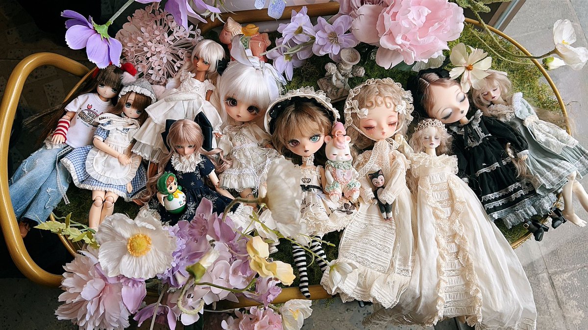 I finally reunited with my two dearest friends whom I haven't seen in so long!!!! What an absolutely joyful afternoon! Playing with dolls is truly the greatest joy in the world!