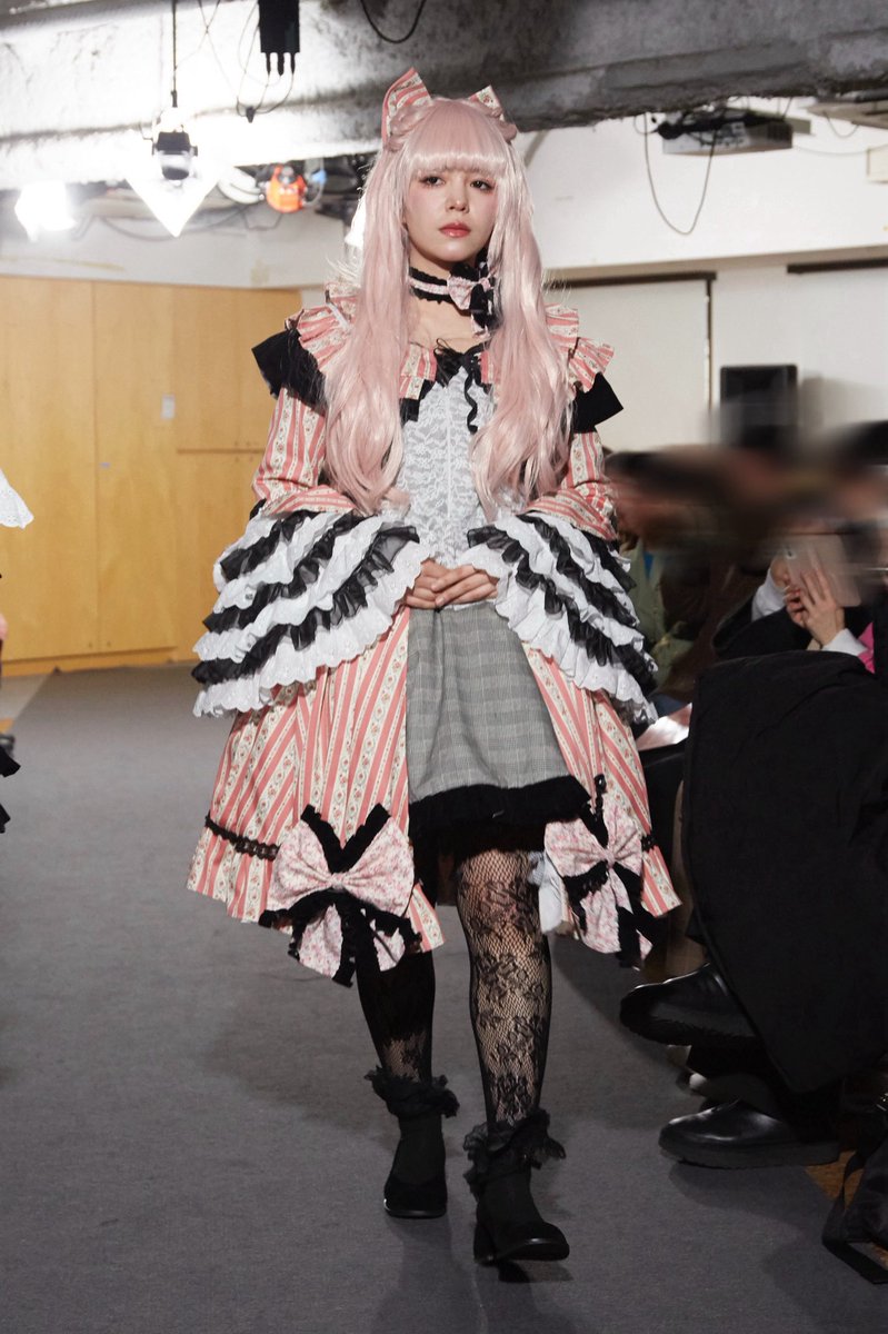 26/02 Runway Archive 🖤🩷 𝑵𝒆𝒐 𝒍𝒂 𝑭𝒓𝒂𝒏𝒄𝒆 🩷🖤 model ①