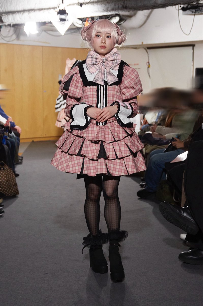 26/02 Runway Archive 🖤🩷 𝑵𝒆𝒐 𝒍𝒂 𝑭𝒓𝒂𝒏𝒄𝒆 🩷🖤 model ①