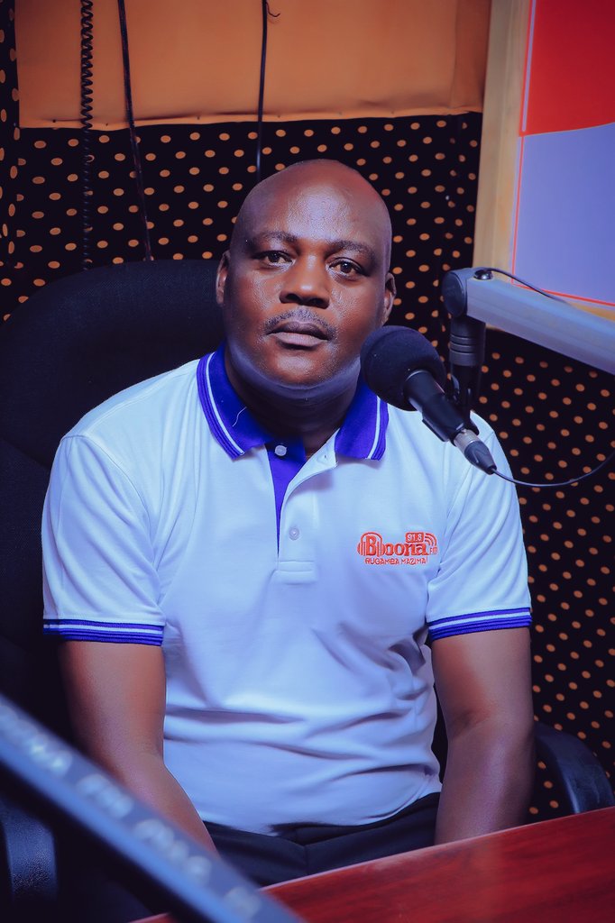 BoonaFm's tweet photo. ON AIR: #RYARENGA 
Join #UncleJohnzRutekaama for an entertaining evening till 9pm!

Where are you listening in from?

📻: 91.8 | https://t.co/1da3jOwvMm https://t.co/xksBRYisl3