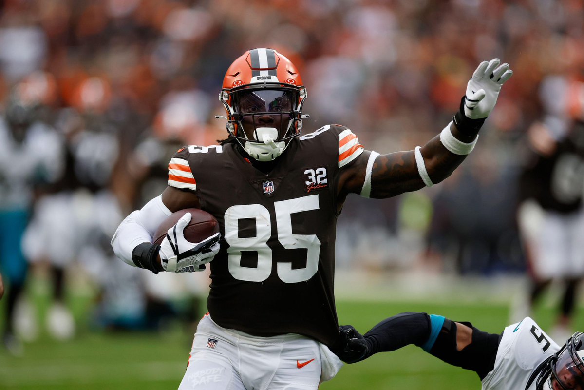 AlexConti's tweet image. Former Browns tight end David Njoku, who is set to become a free agent, has announced he will not return to Cleveland in 2026.

Notably, Patriots head coach Mike Vrabel crossed paths with Njoku during the 2024 season while serving as a consultant in Cleveland — something worth…