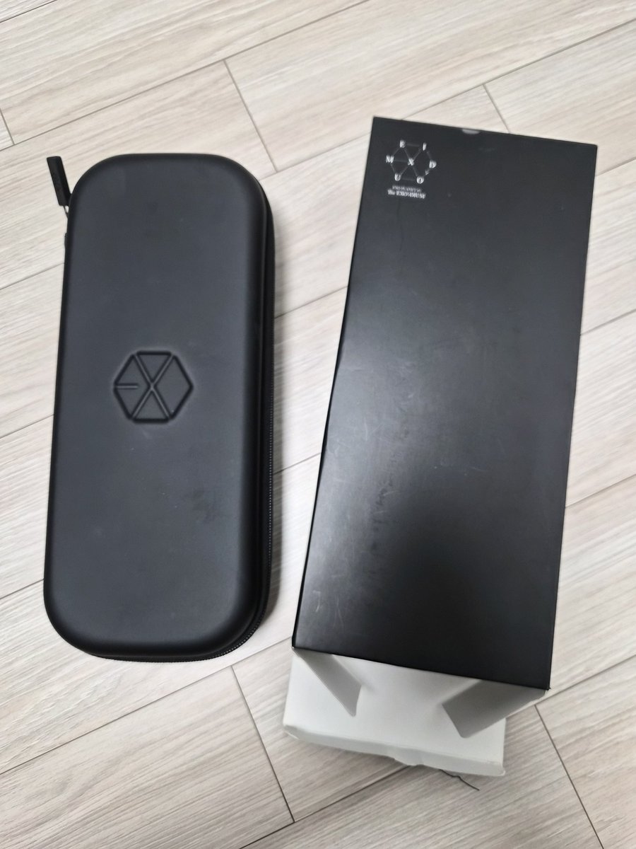 mydoh0112's tweet photo. 엑소 응원봉 파우치 엑소디움 공식굿즈 정가양도 15,000원 (운포미포함) + 엑소 응원봉 1세대 

ㅅㅊㅇ 디오 도경수 경수 엑소 EXO D.O. 굿즈양도 포카양도 디오굿즈 경수굿즈 엑소굿즈 수호 김준면 시우민 김민석 백현 변백현 찬열 박찬열 카이 김종인 세훈 오세훈 레이 장이씽 https://t.co/ZMUv5CEShg