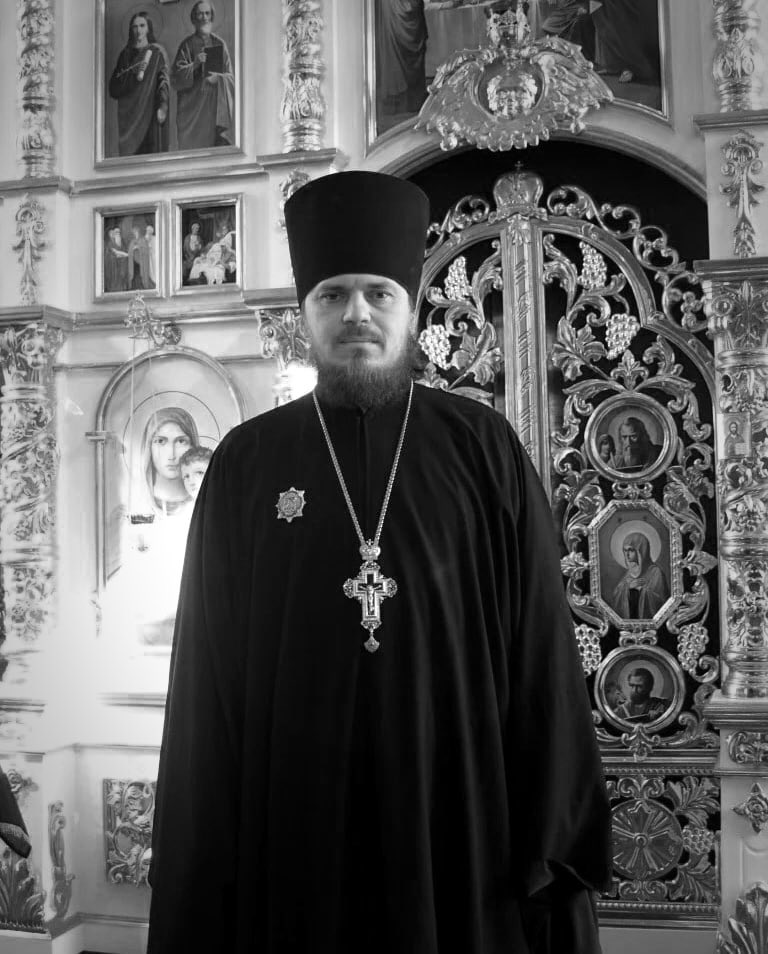 PLuWex's tweet photo. Украинские террористы атаковали похоронную процессию в селе Скельки Запорожской области: погиб священник, шесть человек пострадали. 

Погибший — протоиерей Сергий Кляхин. https://t.co/ML8XiCkw1Y