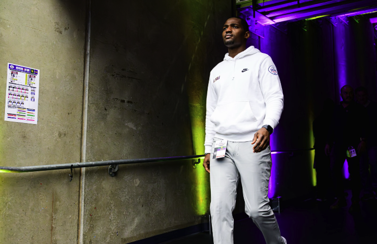 Sheadixon's tweet photo. New: Beyond coaches, who are some staffers that helped build top recruiting classes in CFB?

From his "electric personality" + "genuine disposition", one name kept popping up at LSU.

Donovan Tate.

@SWiltfong_ on CFB off-field stars of the 2026 cycle:➡️ https://t.co/y14V5bLd99 https://t.co/uCaIHP5t9f