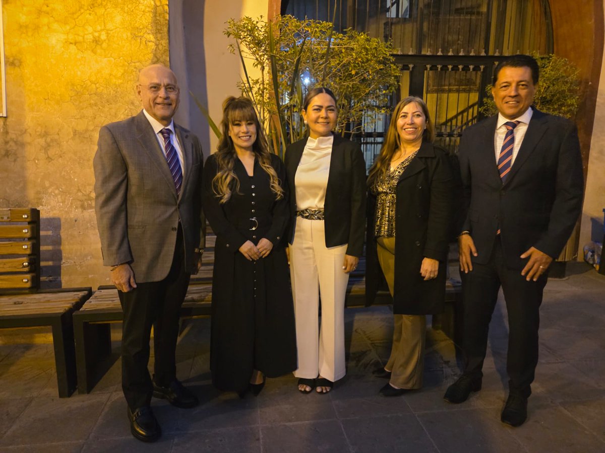 En el marco del Aniversario de fundación del Colegio de Arquitectos de San Juan del Río, se llevó a cabo la Toma de Protesta del XVI Consejo Directivo, donde asistió el Director de Profesiones, Arturo Vallejo.
<a href="/makugo/">Mauricio Kuri</a> <a href="/rogeliovegavm/">Rogelio Vega</a> 
<a href="/MarthaSotoQro/">Martha Soto</a> 
<a href="/educacionqro/">educacionqueretaro</a> 
<a href="/FECAPEQMayela/">FECAPEQ</a>