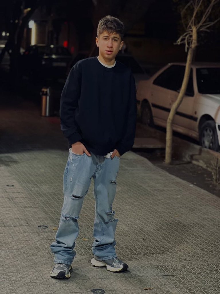 او را از آغوش پدر گرفتند
و مرگ را
در صورتش خالی کردند.
مسیح بیگدلی
جاوید ماند…
#مسیح_بیگدلی