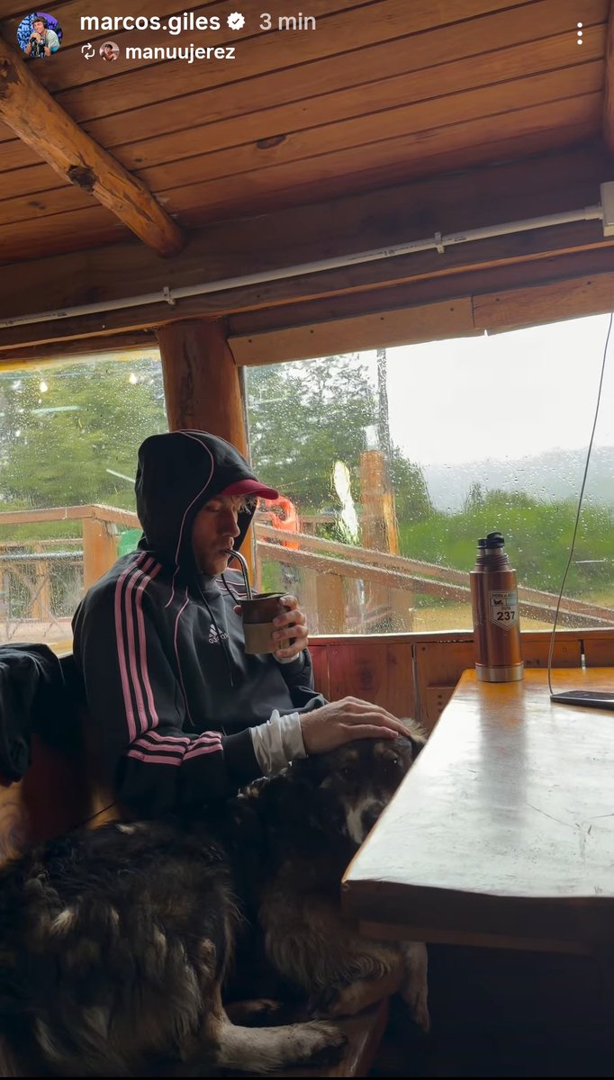 Denle un perro a este hombre